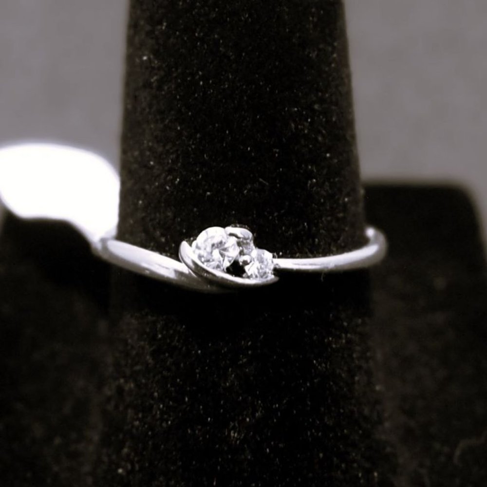 Petite Ladies Fashion / Promise Ring -- Solid .925 Sterling Silver! - Picture 2 of 4
